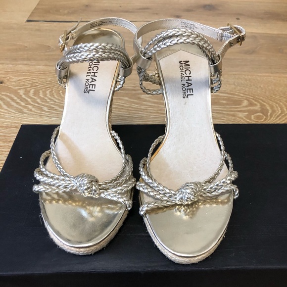 Michael Kors/Ladies/Gold Size 7Sandals/Gently Worn